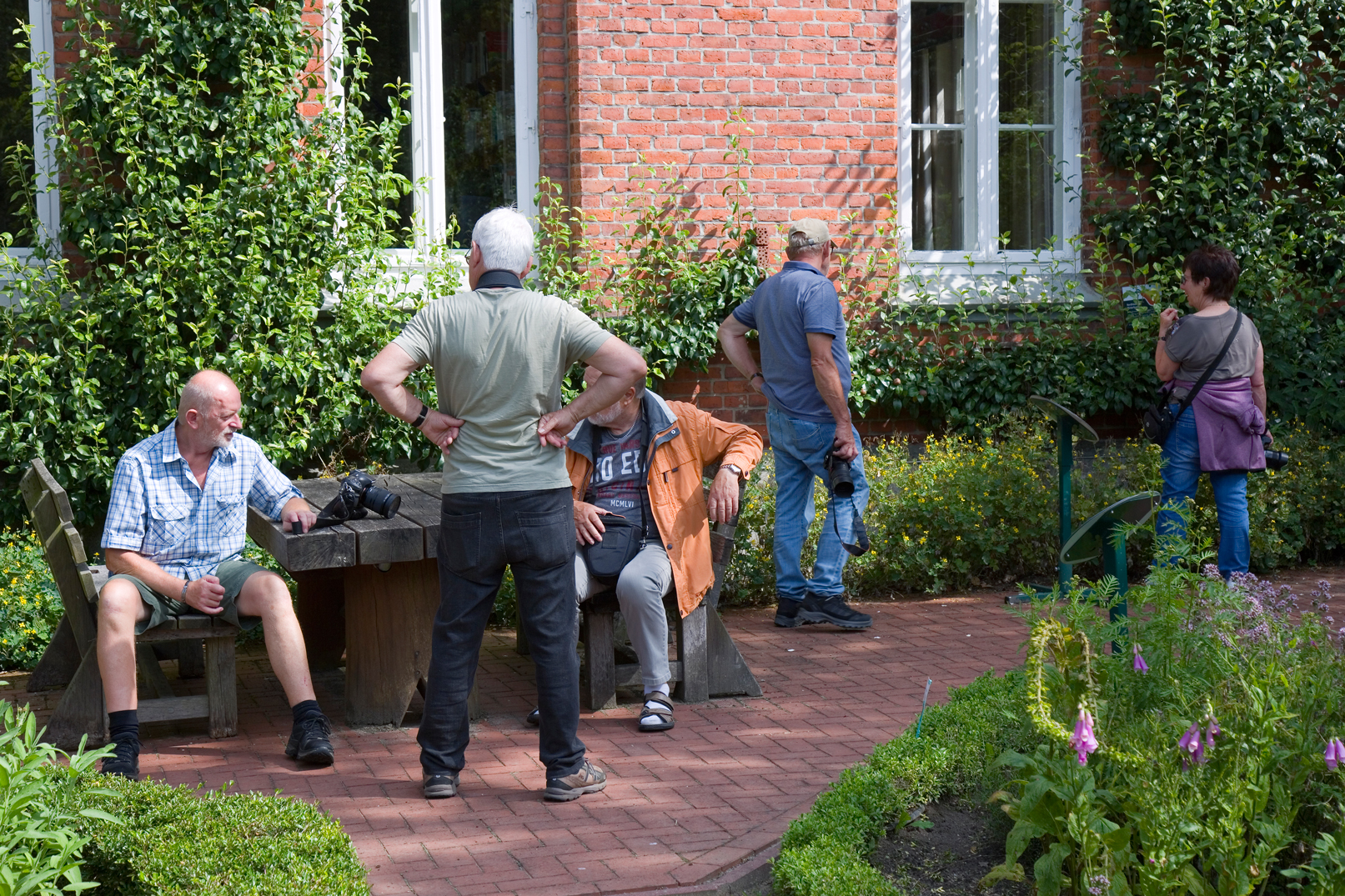 Einige der Hobbyfotografinnen und –fotografen beim Plausch und Bestaunen der Blüten im Bauerngarten.