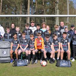 Sponsoren übergeben Ausstattung an U12 Fußballmannschaft der Eintracht Munster