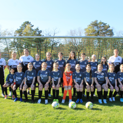 Mädchen-Fußballmannschaft der Eintracht Munster 2020 e.V. startet mit ersten eigenen Trikots durch!